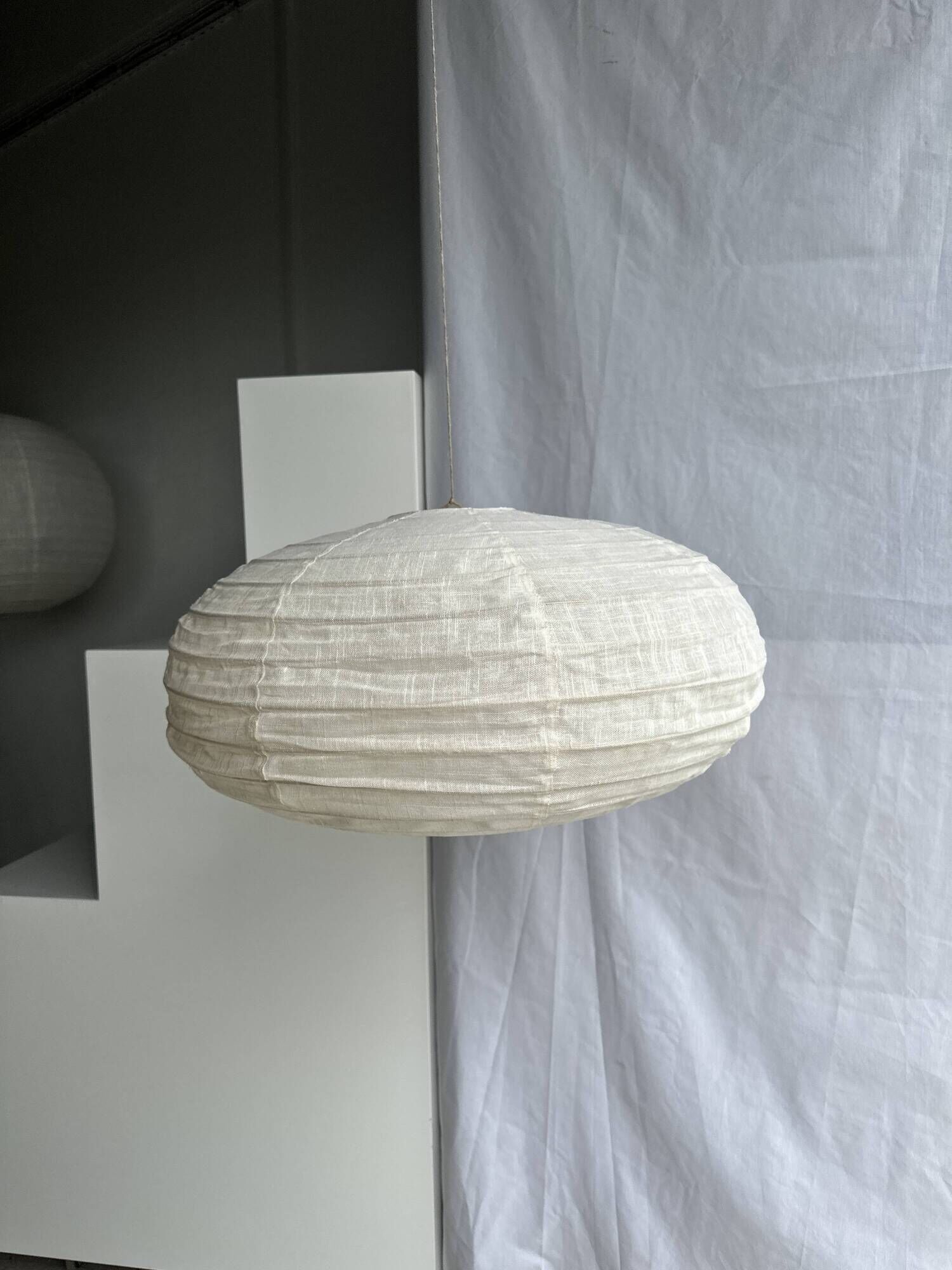 Large oval flat Japanese-style suspension in rattan and natural linen H35 D60.