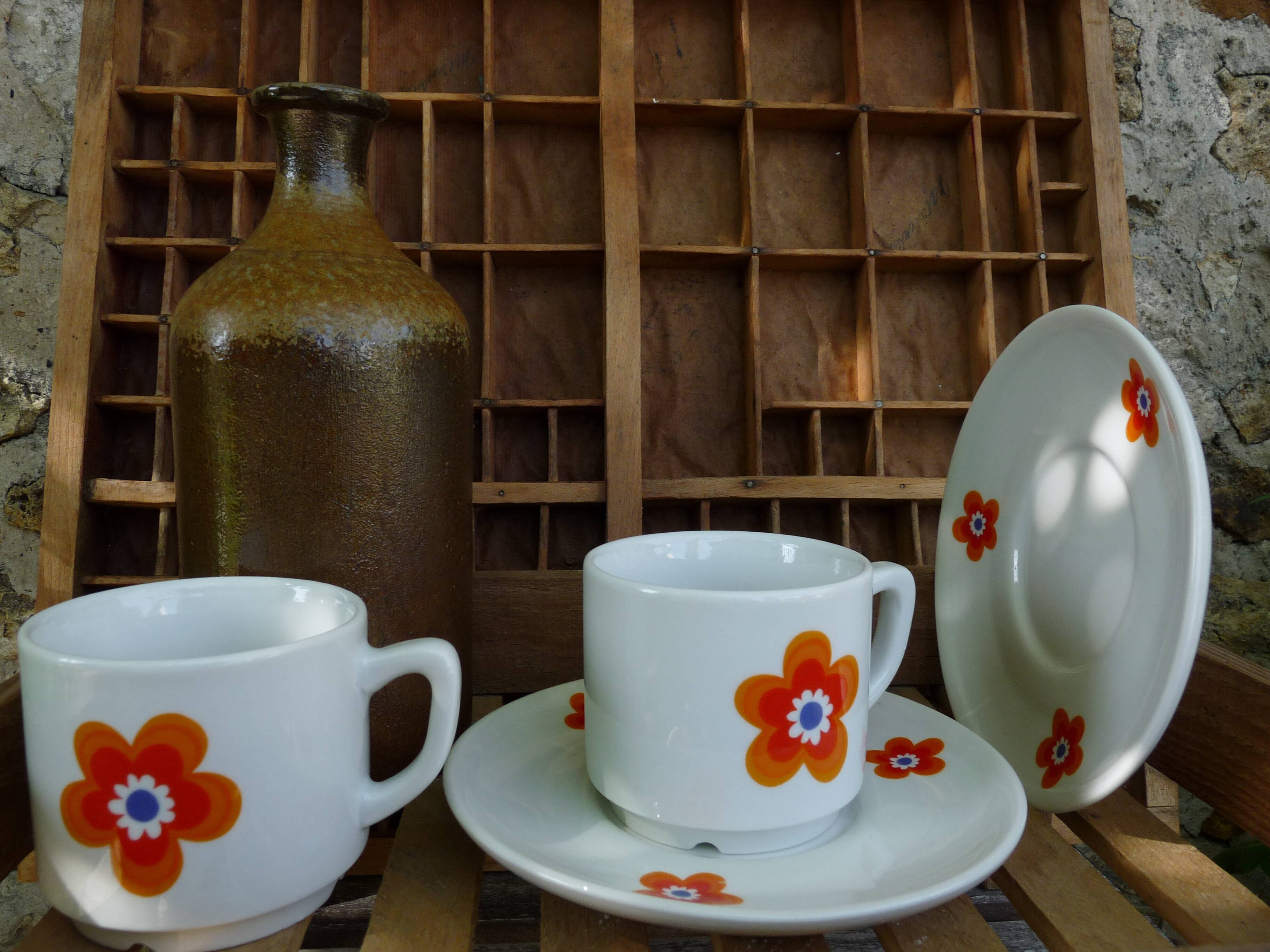 2 mugs and saucers in porcelain Colombia Vintage 1970s