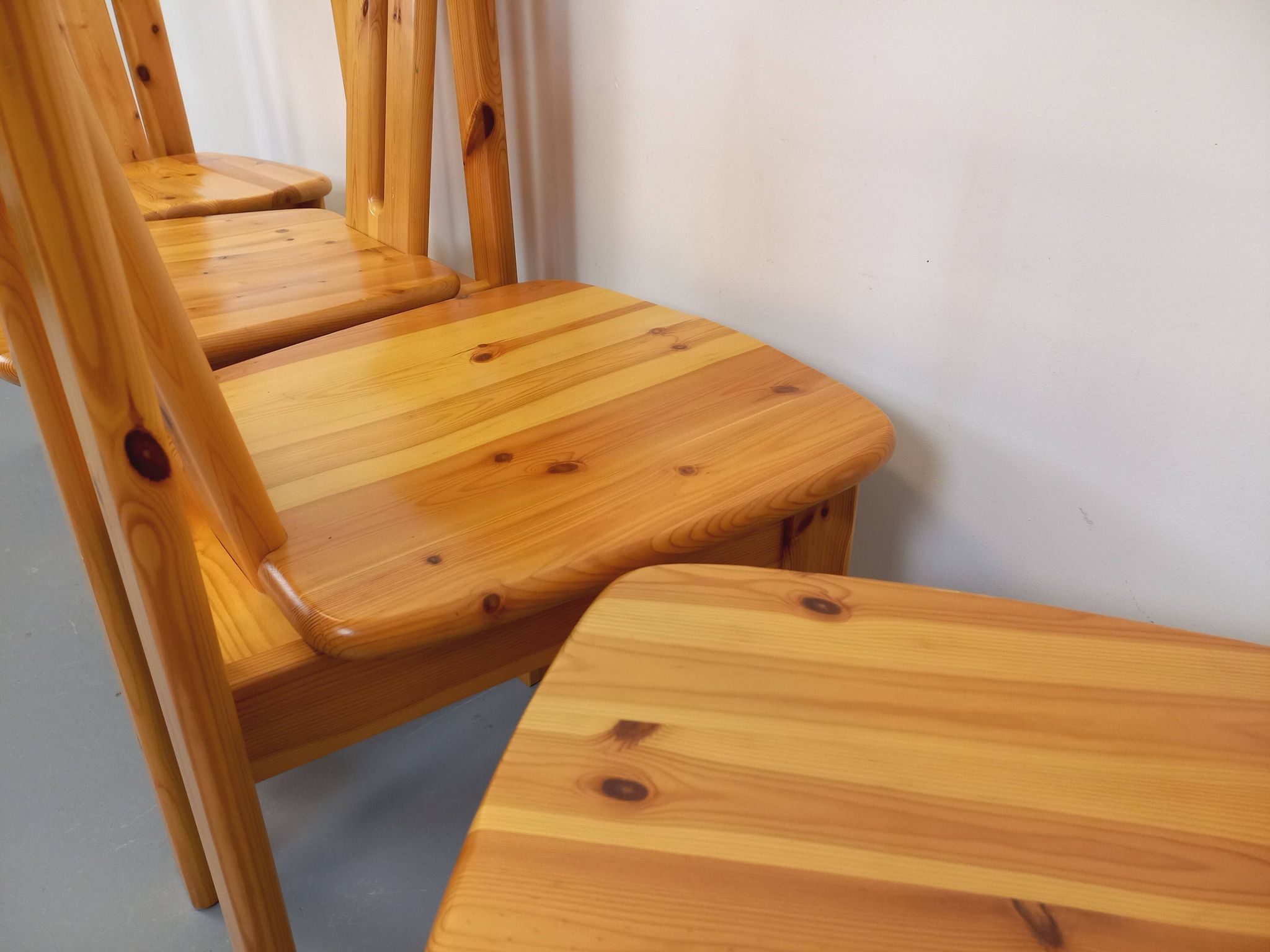 Suite de 4 chaises vintage en pin des années 70 80