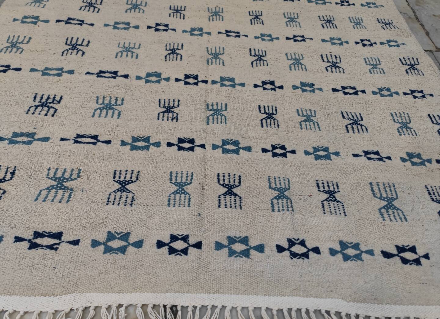 White and blue rug with Berber patterns, hand-woven in natural wool