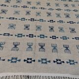 White and blue rug with Berber patterns, hand-woven in natural wool