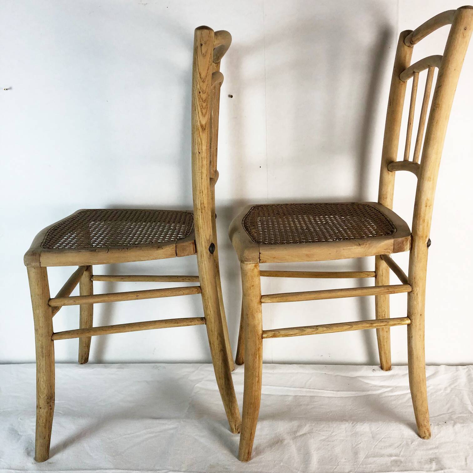 Paire de chaises cannées en bois clair