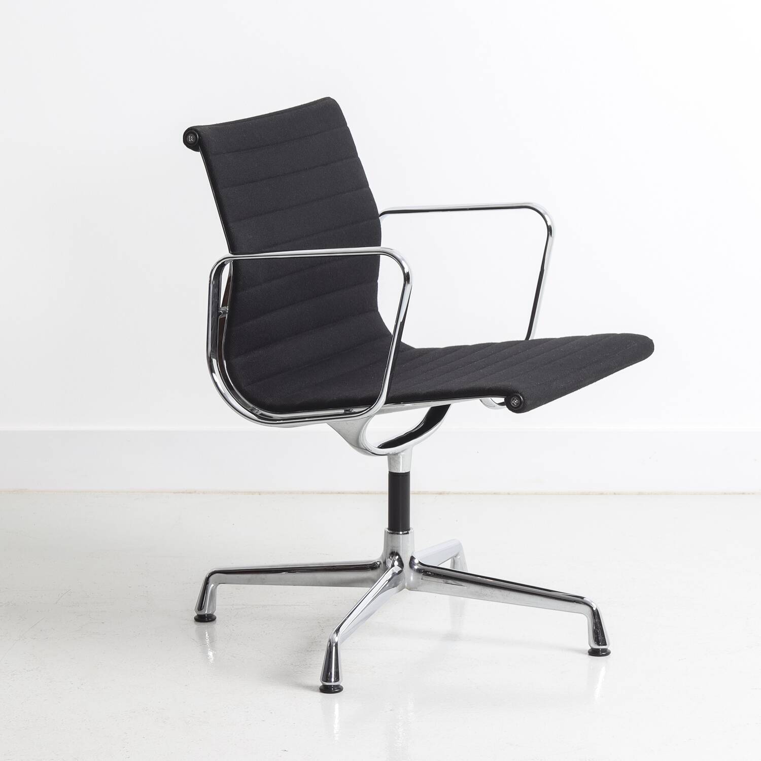 Set of 6 Eames Aluminium Group Vitra chairs model EA 104/105/108