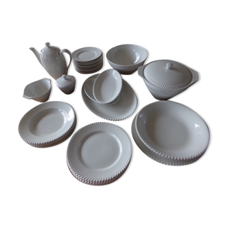 Table service in white earthenware fancy edge