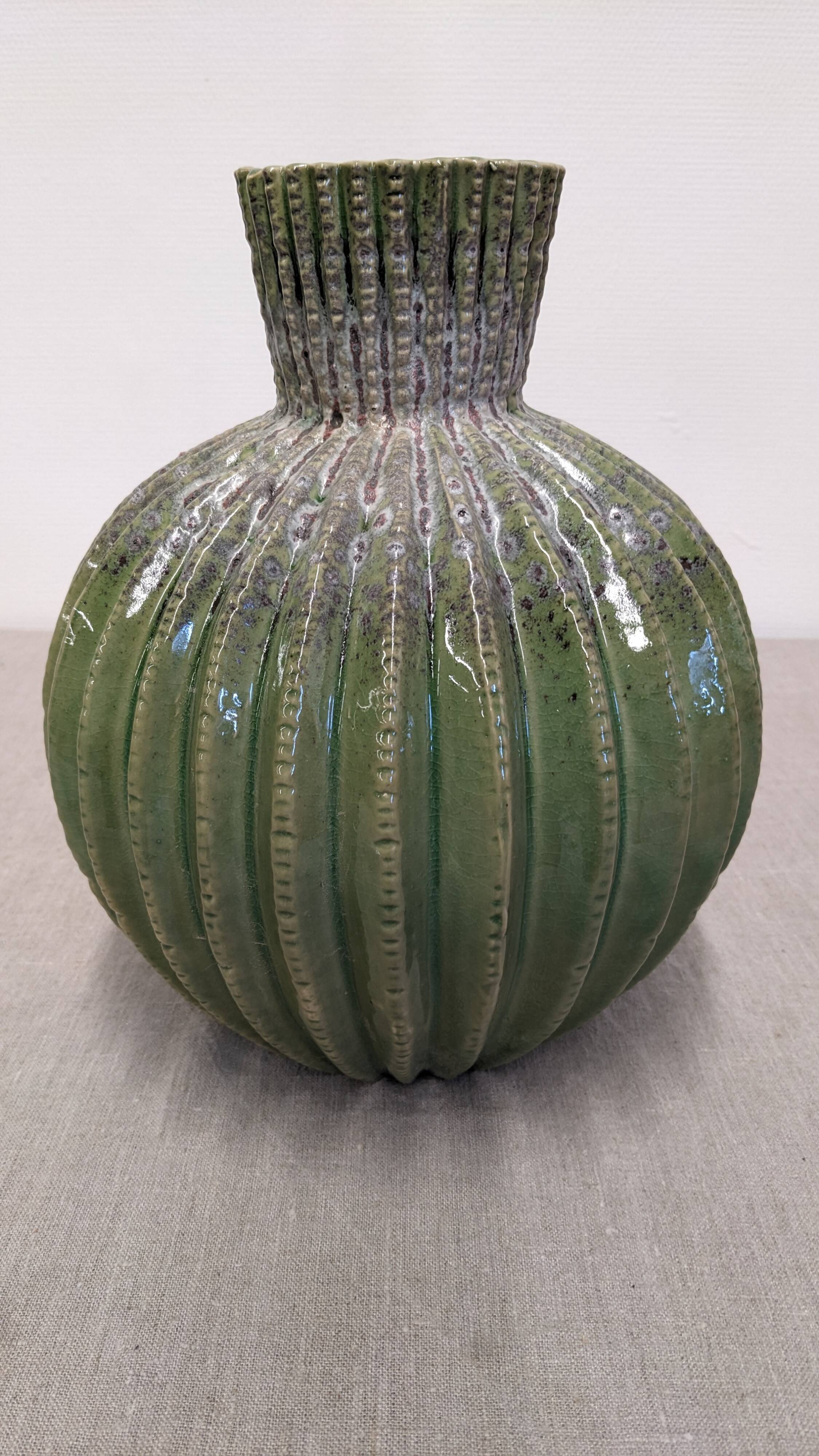 Contemporary cactus round vase in glazed dolomite ceramic.
