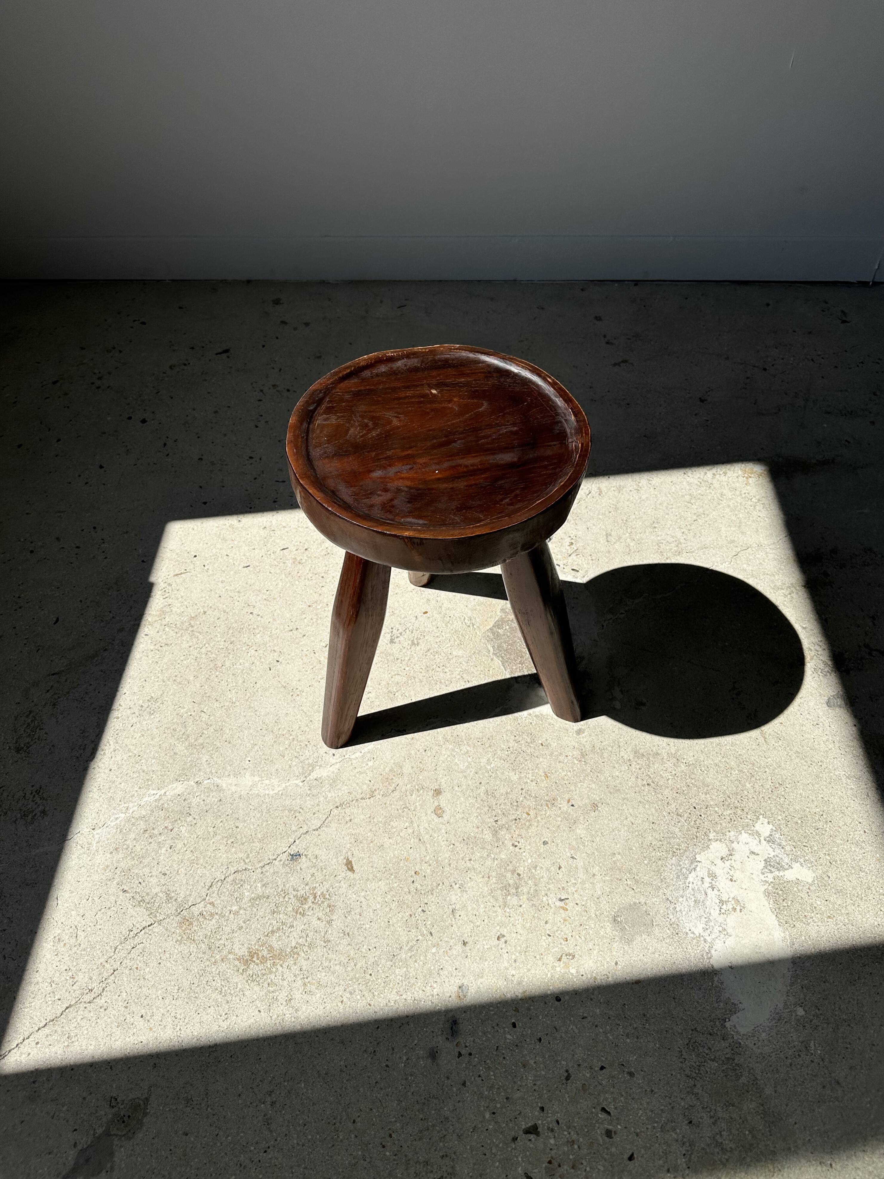 Tripod stool in upcycled teak high hollow - Small tripod stool in solid brown wood seat circ