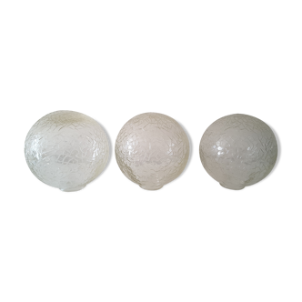 Lot de 3 globes en verre moule annees 70.