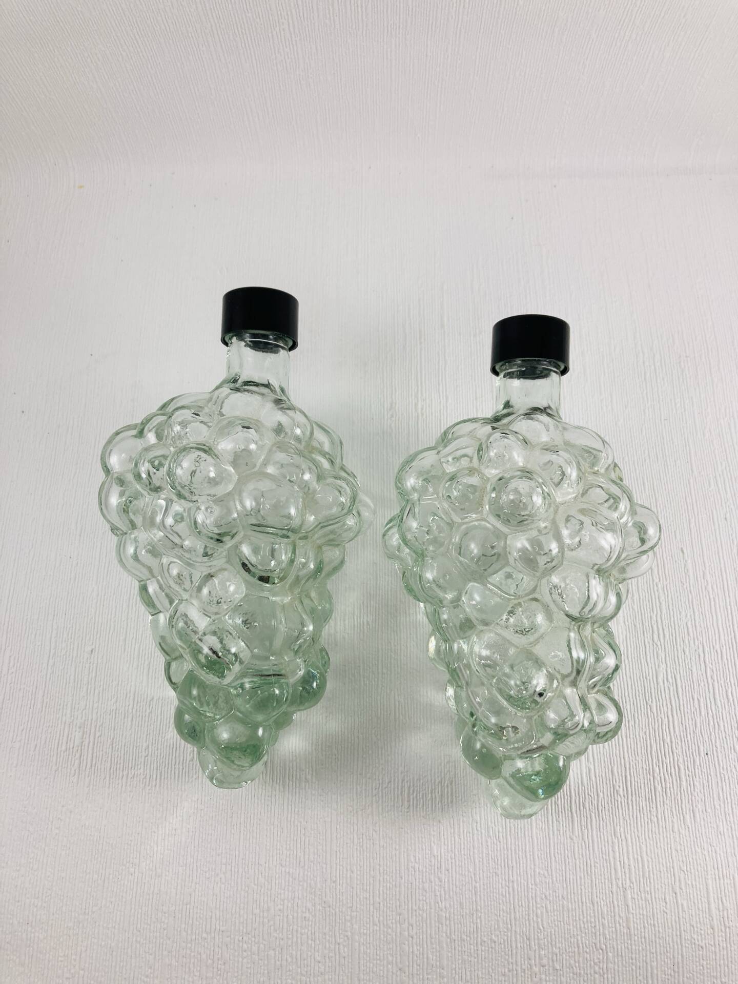 2 carafe bottles with bunches of grapes in glass - Empoli - Vintage