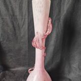 Grand vase rose bonbon verre filé soufflé /décor de feuilles
