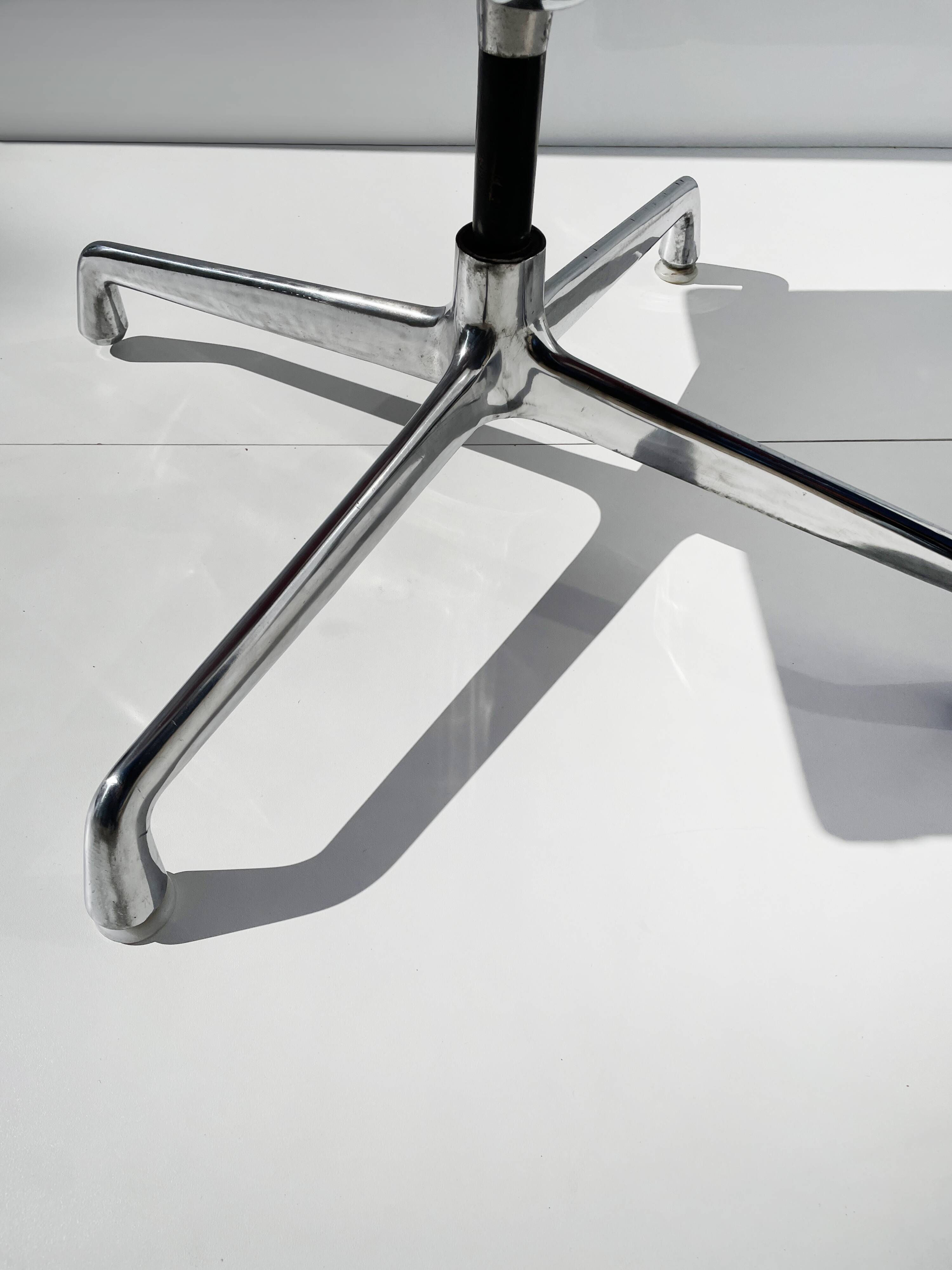 FAUTEUIL DE BUREAU EA101 EDITION HERMAN MILLER – ALUMINIUM GROUP   RAY & CHARLES EAMES