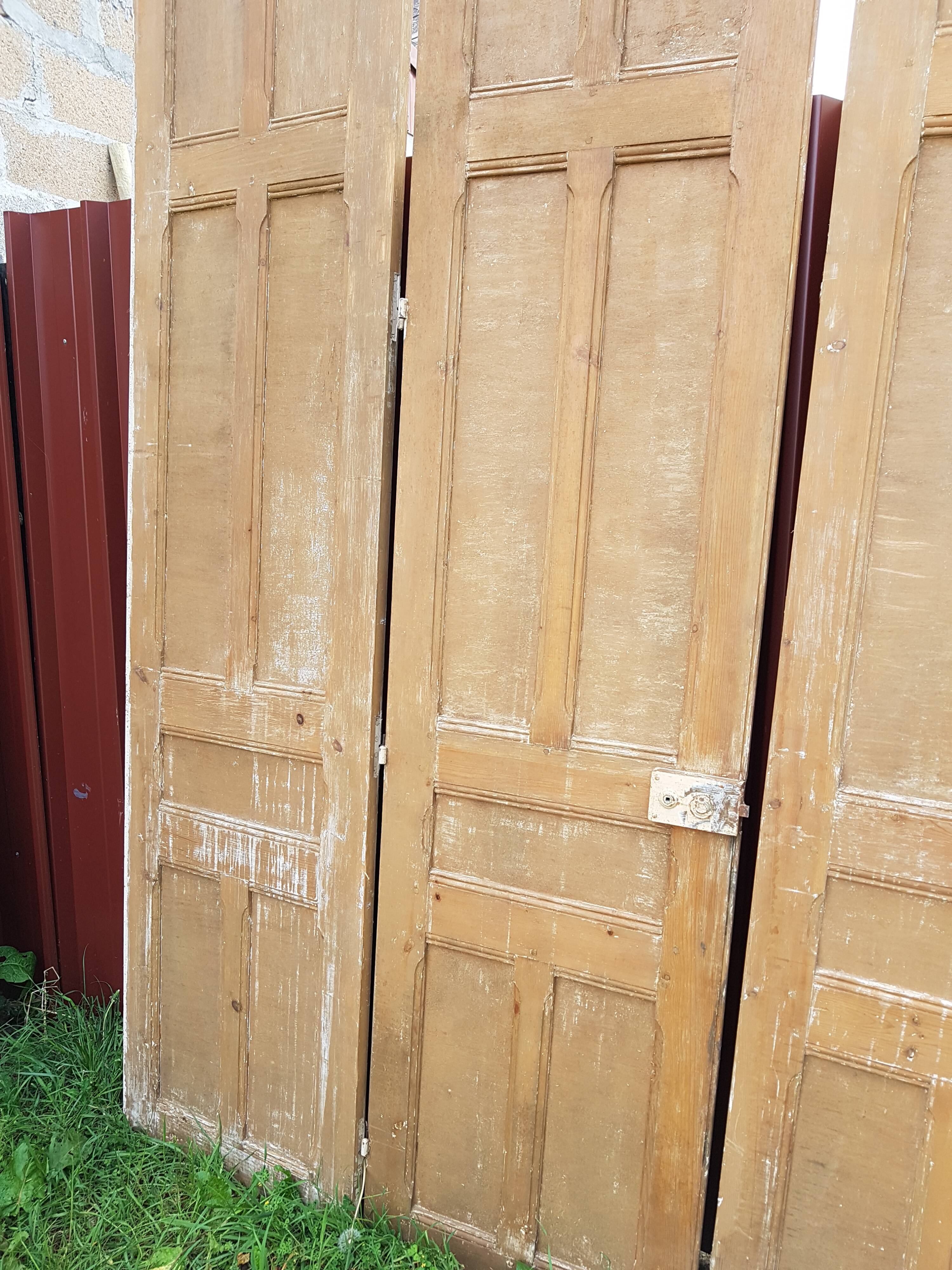 Lot de 5 anciennes boiseries en pin ou portes de séparation