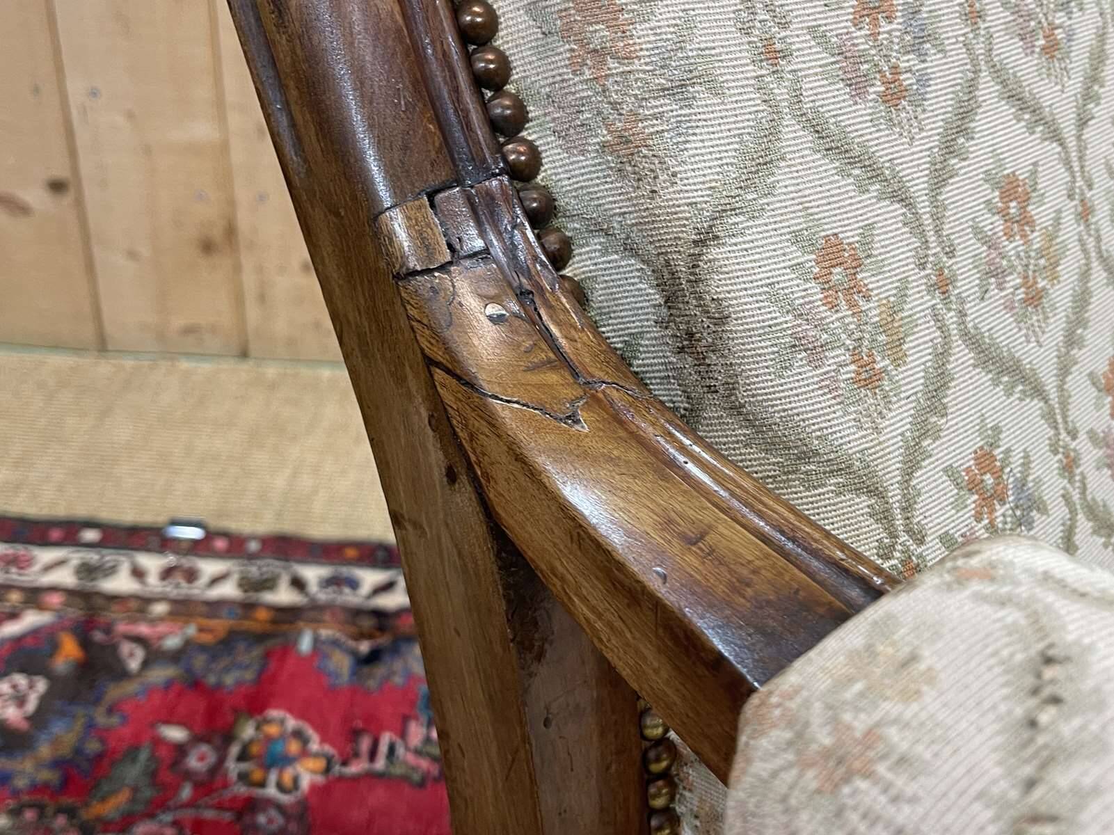 19th century Voltaire armchair in walnut - L=68cm, D=78cm, H=1m07, seat H=40cm.