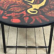Table basse ronde vintage en céramique graphique rouge et jaune 1960