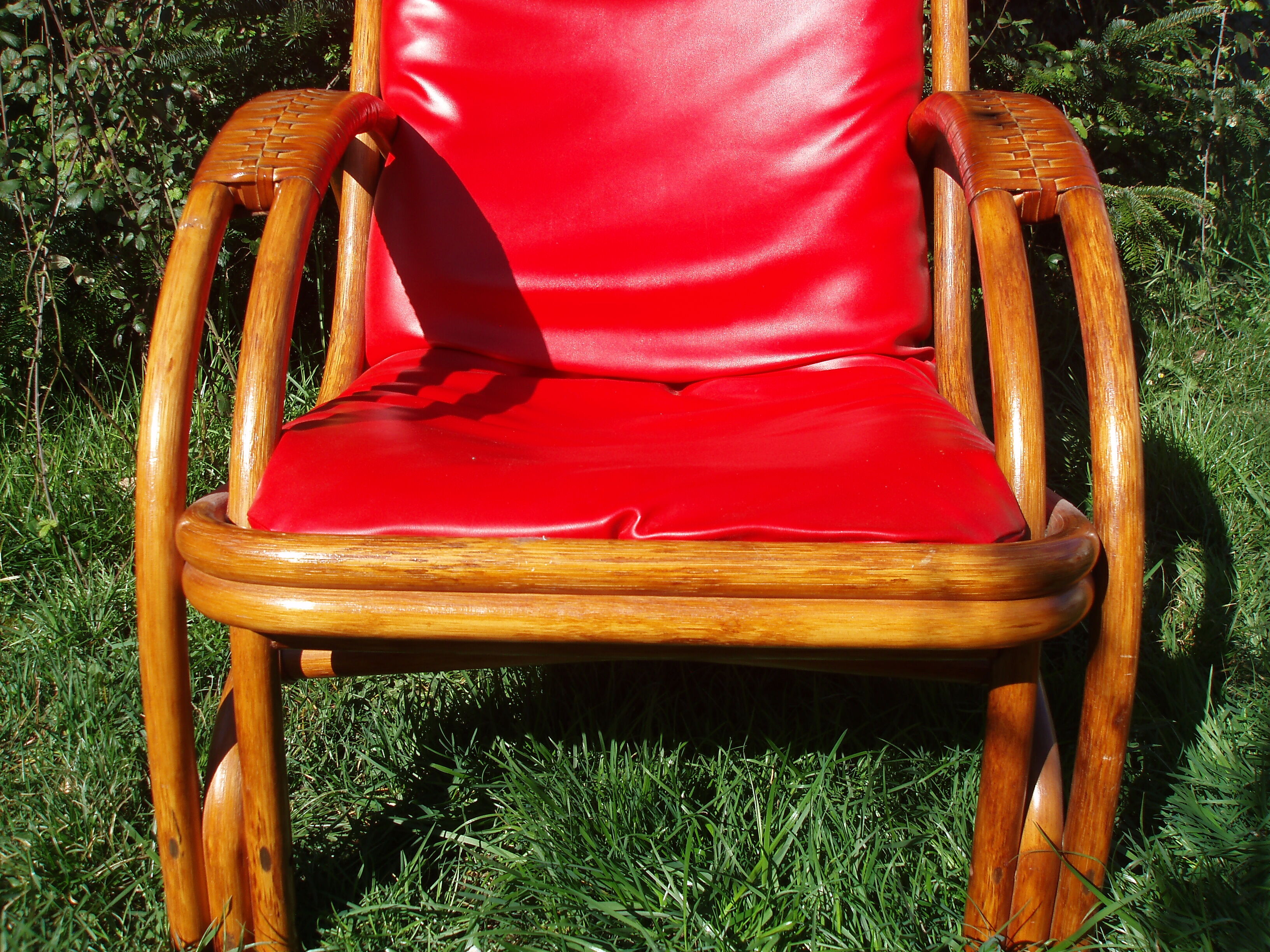 Fauteuil vintage rouge en rotin et skai rouge