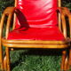 Fauteuil vintage rouge en rotin et skai rouge