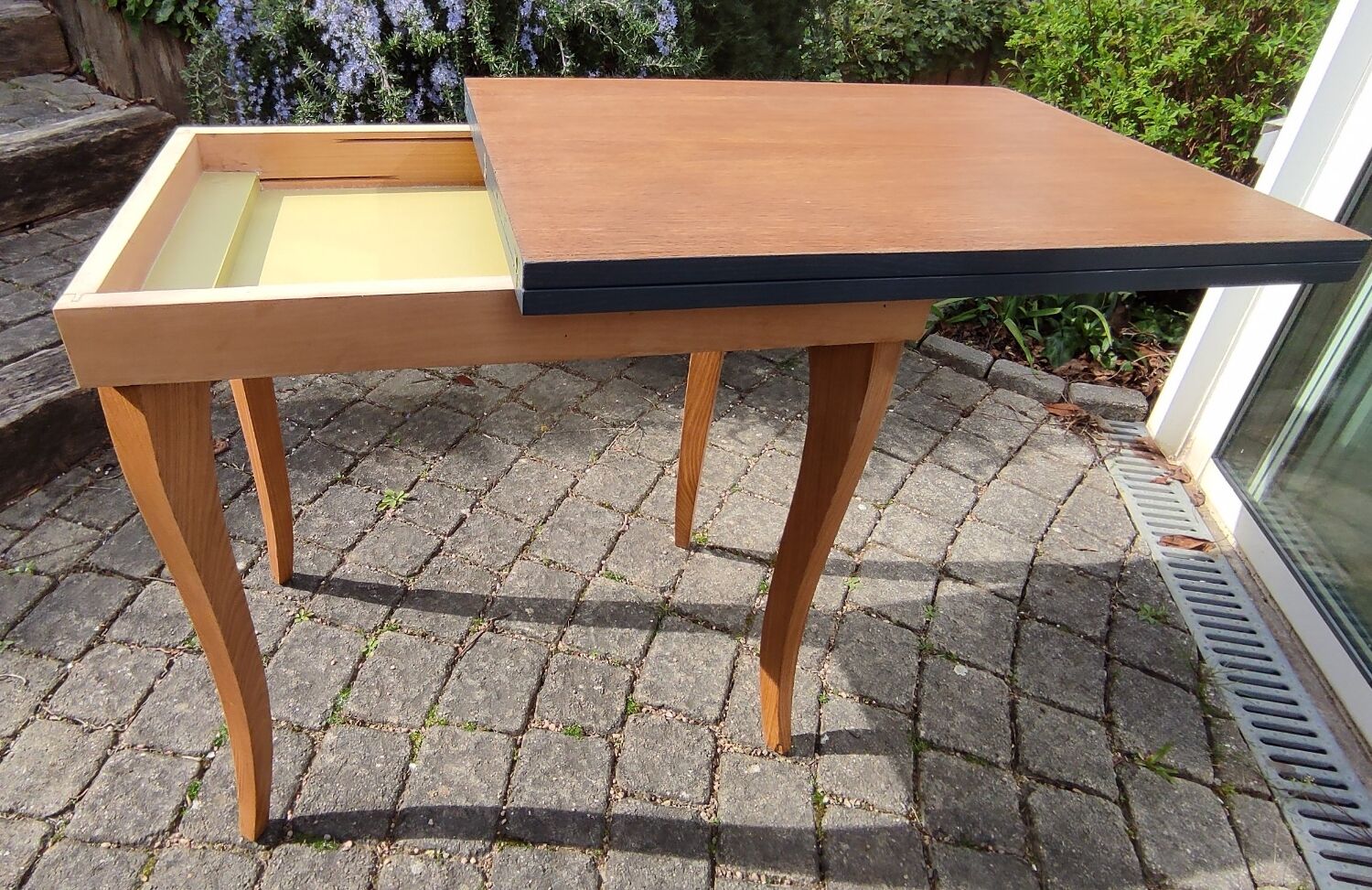 Expandable wooden table