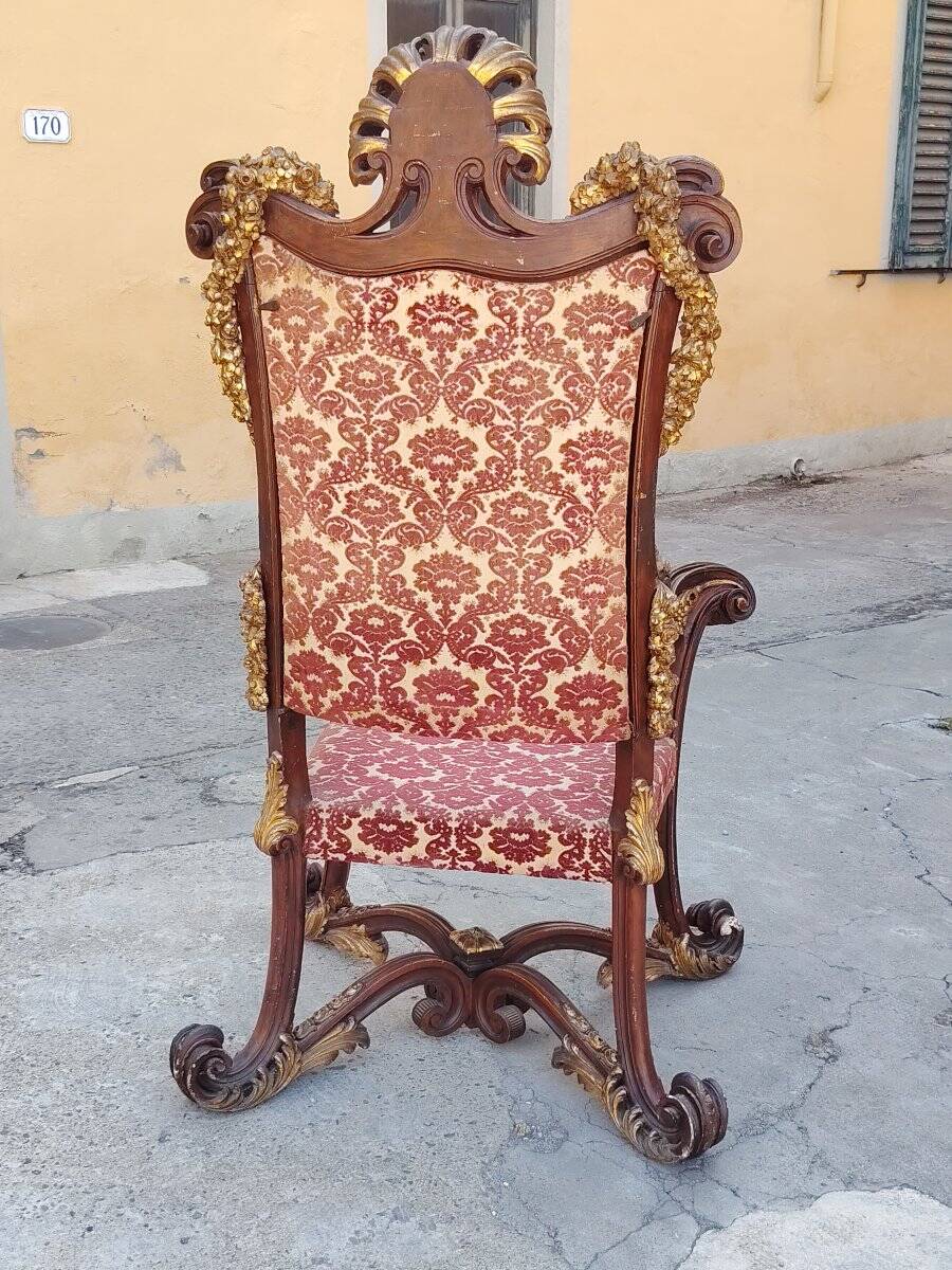 Un trône ou fauteuil d'apparat imposant , en bois sculpté XIX siecle