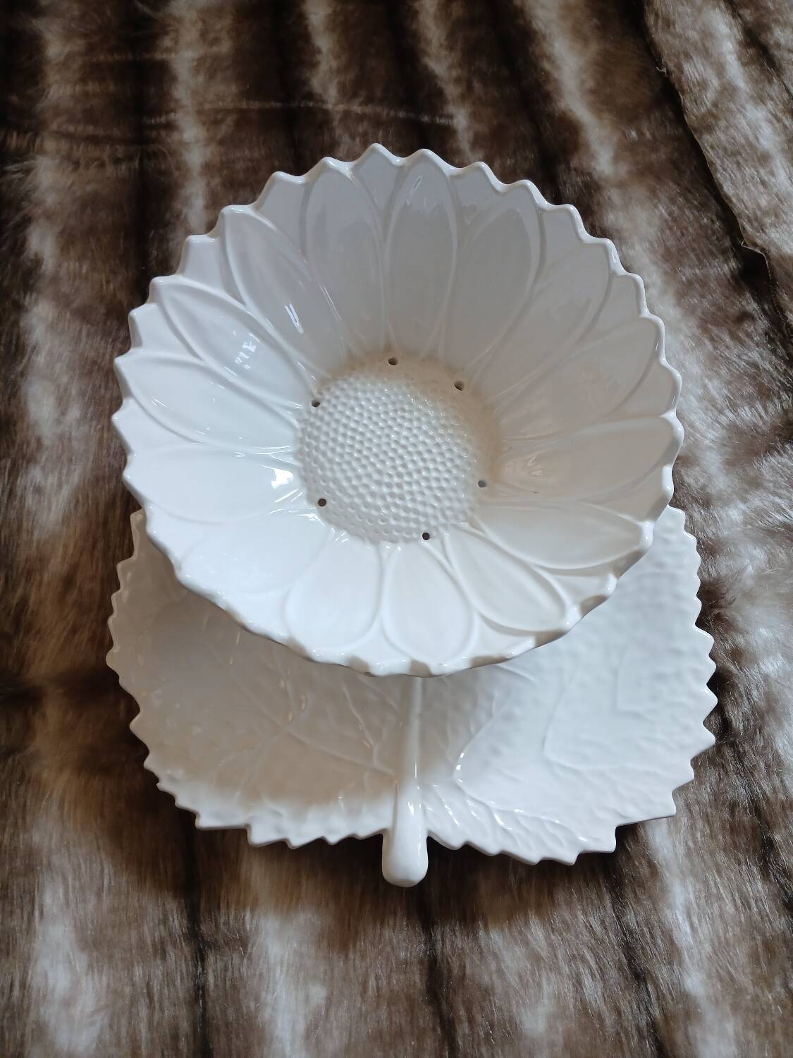 Plate + fruit drainer in earthenware