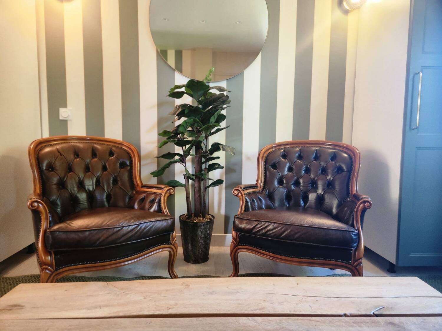 Pair of vintage Chesterfield club armchairs in brown tufted leather –