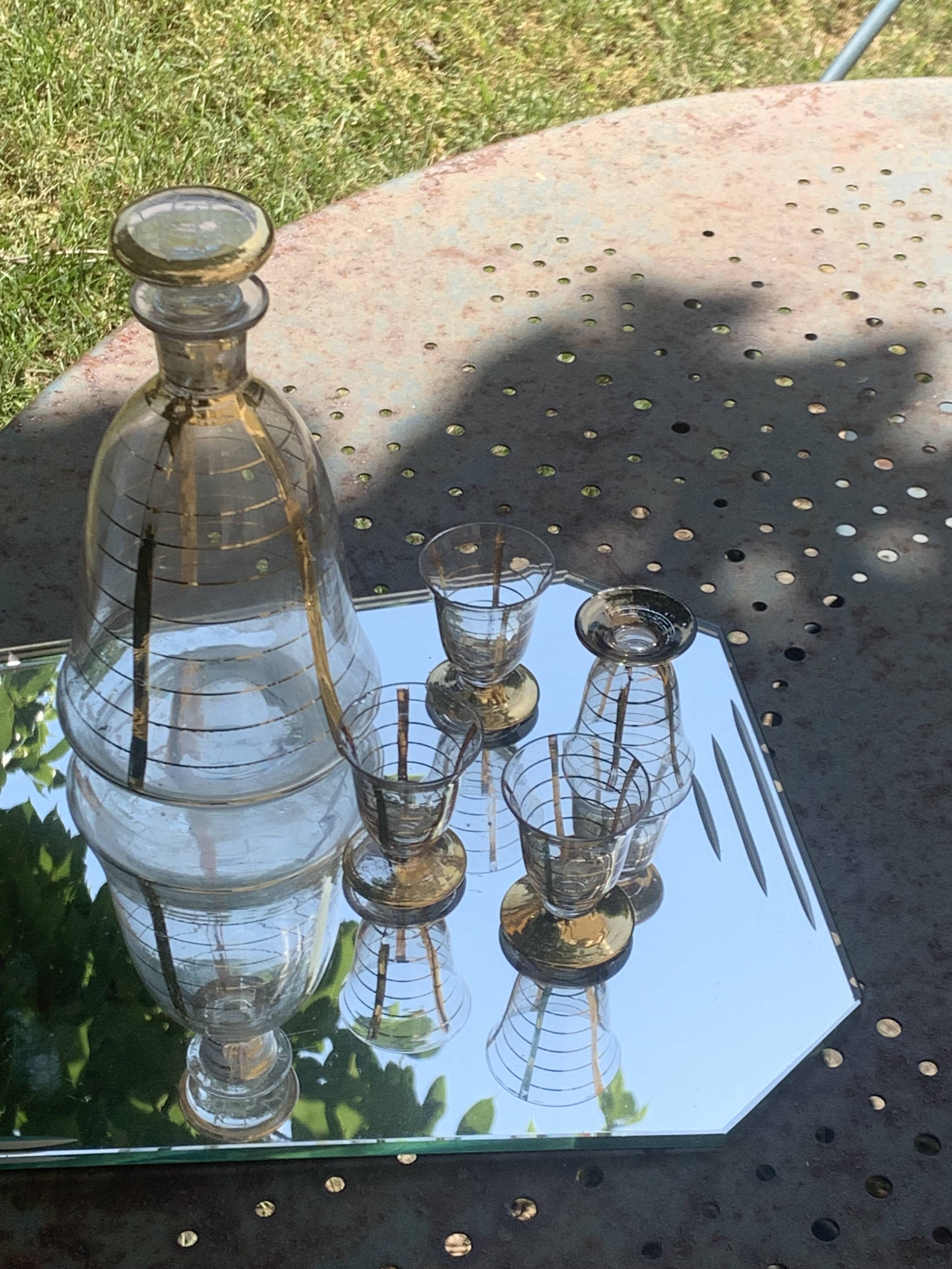 Service a liqueur compose d une carafe et de 4 petits verres à liserés dore
