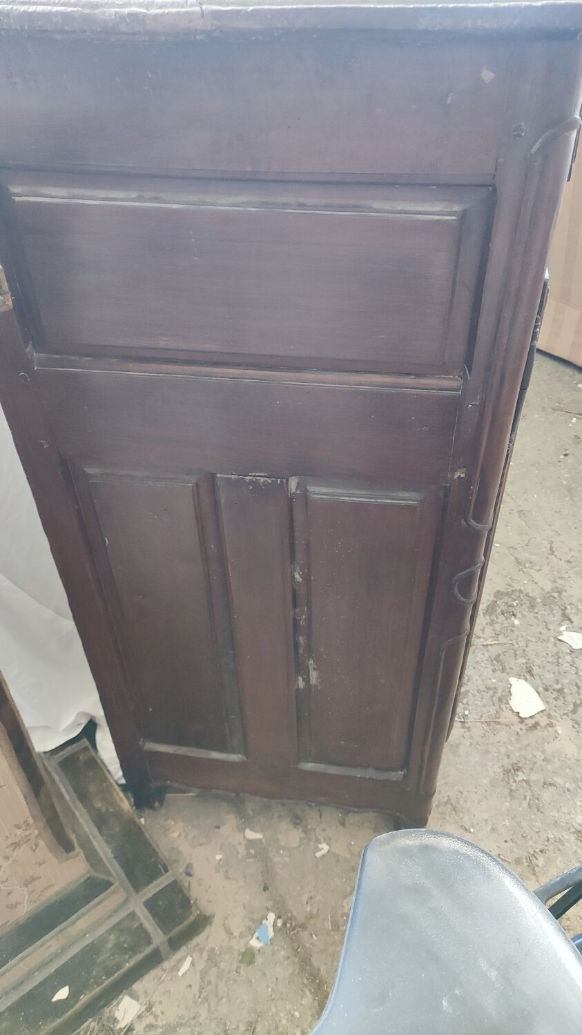 Sideboard with 2 doors and 2 drawers in walnut, 18th