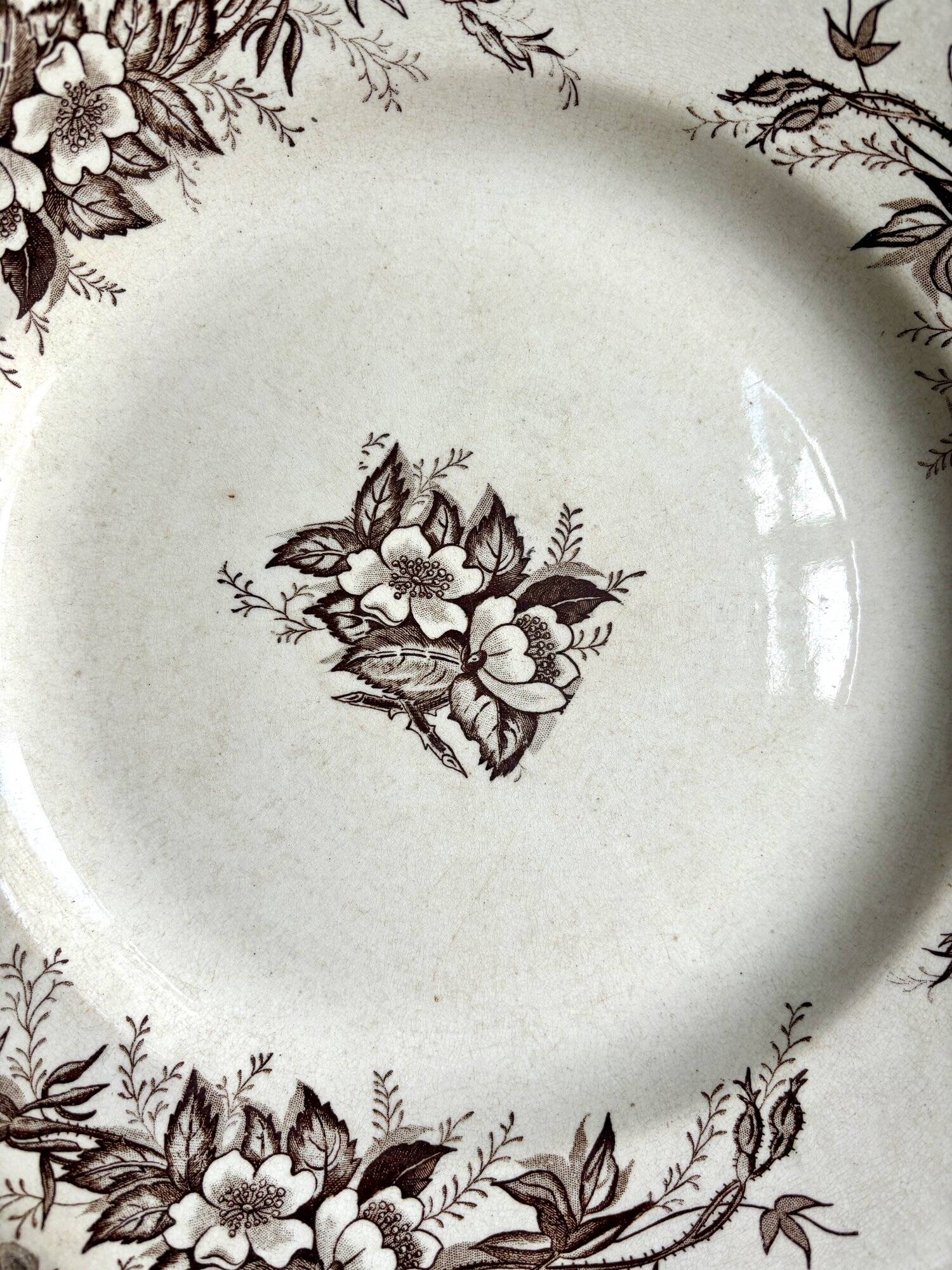 HB&Cie round dish in iron earth