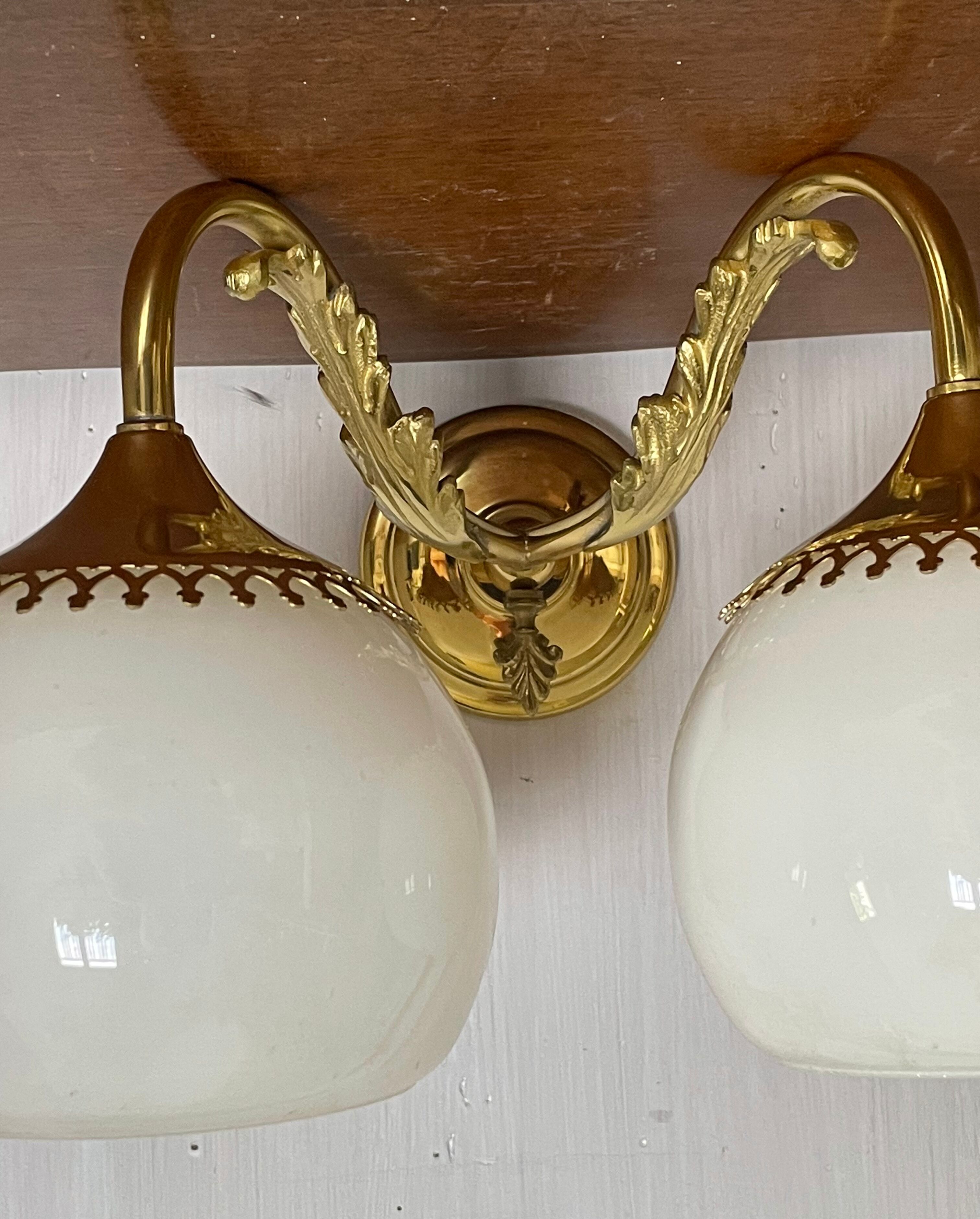 Paire d’appliques laiton et opaline vintage