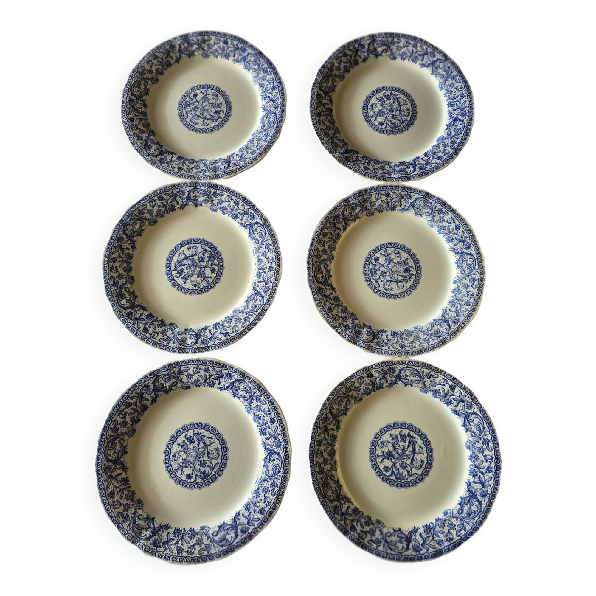Flat plates Gien with blue patterns in perfect condition.