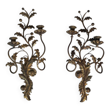 Paire d'appliques à 2 bras de lumière en métal doré à décor de feuillages