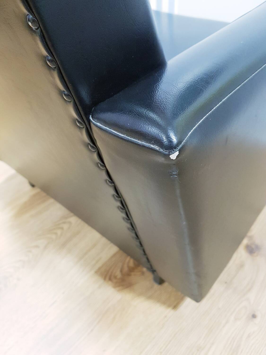 Fauteuil en skaï noir, années 1960