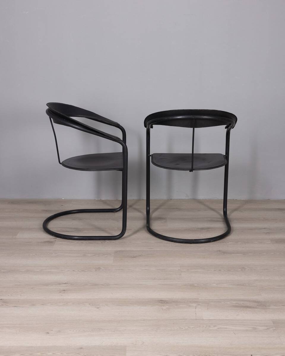 Paire de chaises "Canasta" en métal et cuir des années 1970 conçues par Arrben