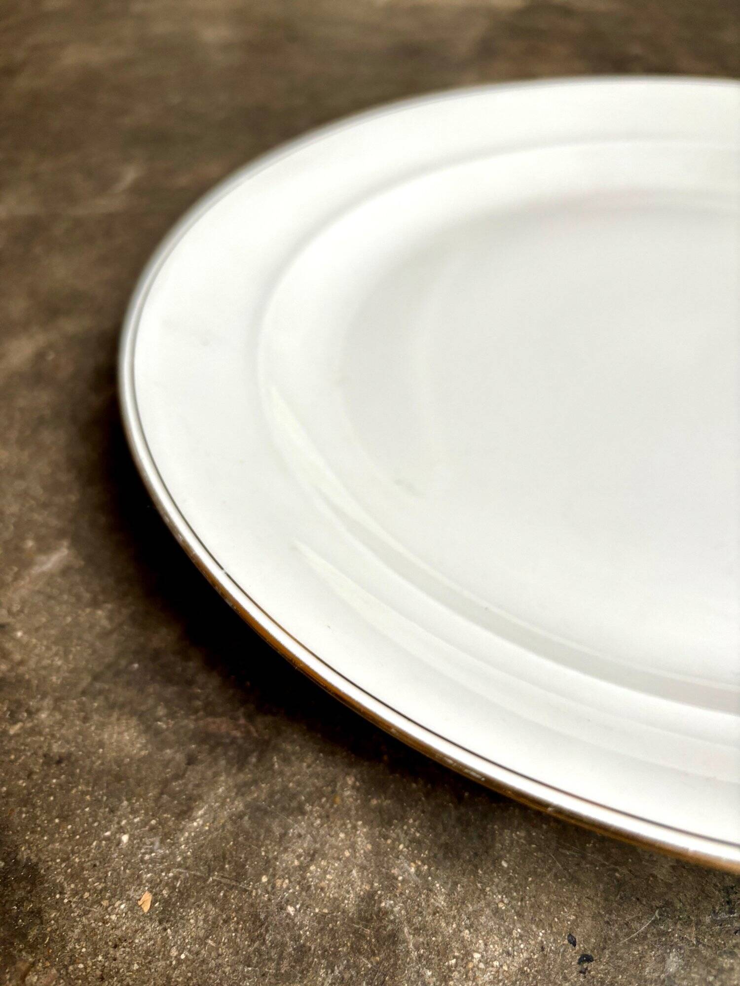 Plat rond en porcelaine blanche et dorée