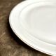 Plat rond en porcelaine blanche et dorée