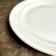 Plat rond en porcelaine blanche et dorée