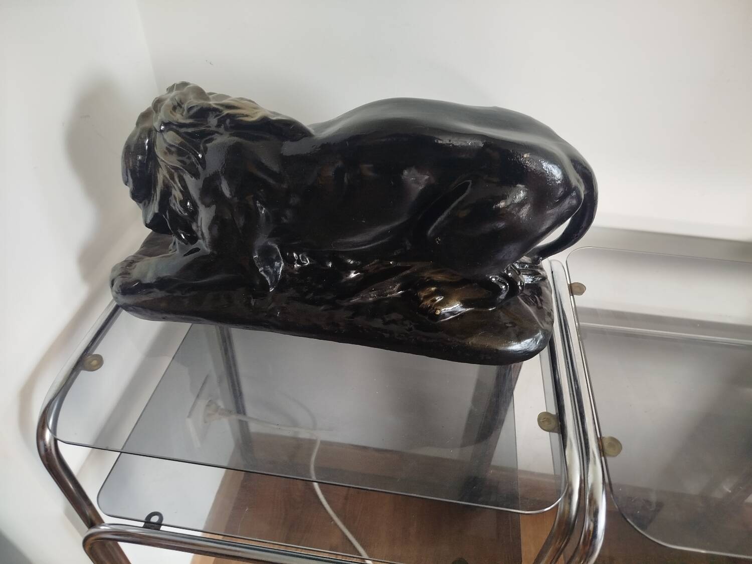 Large statue of a reclining lion - antique plaster