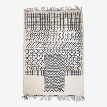 Kilim berbère Marocain, tapis plat , fait main style Ethnique Sahara, Noir et Blanc laine naturelle.