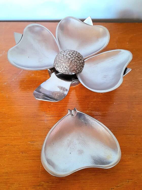 Cendrier fleur de lotus en métal argenté, 1970.