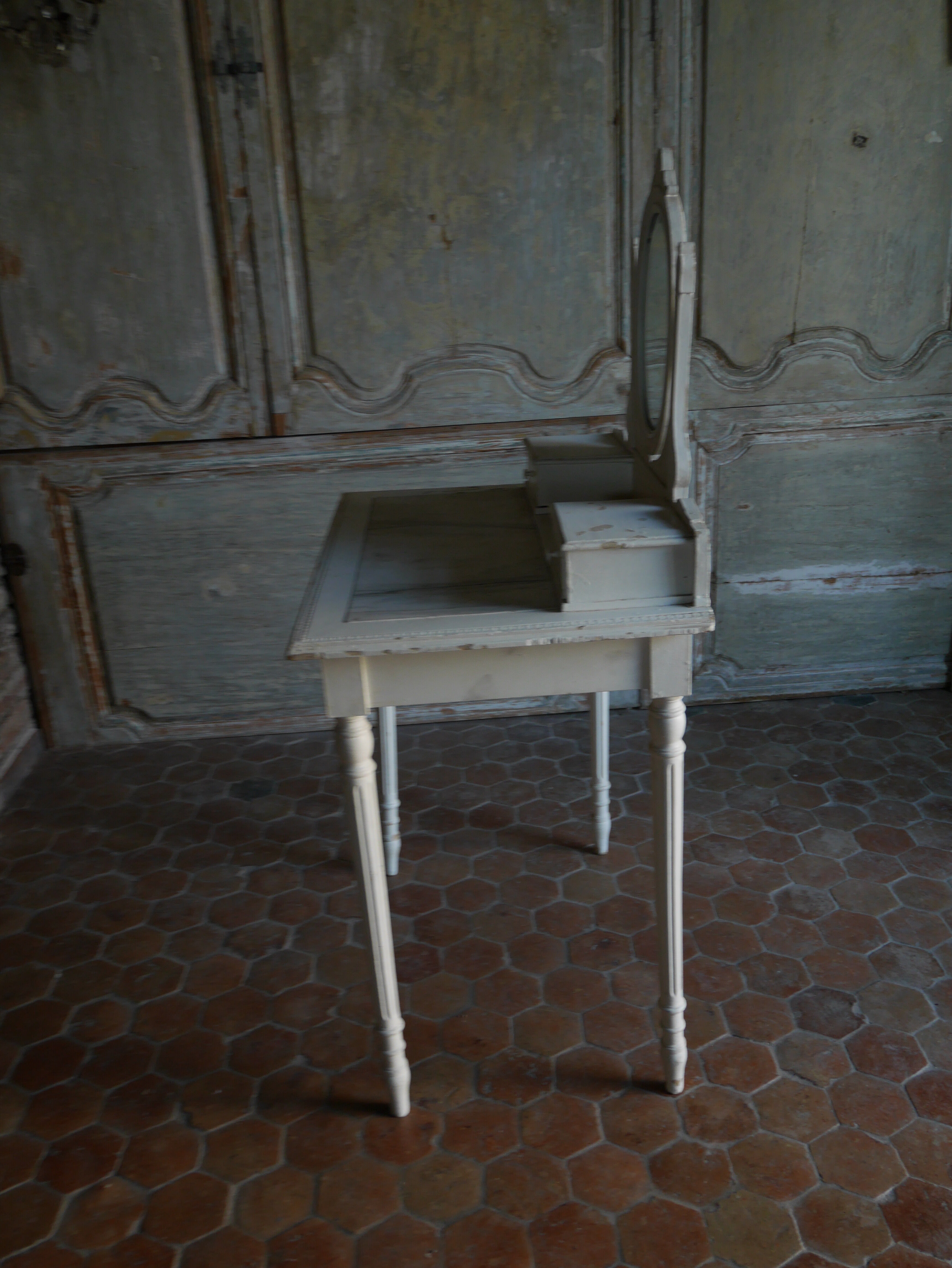 White patina hairdresser