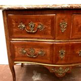 Commode sauteuse Louis XV a façade galbée XVIII siècle