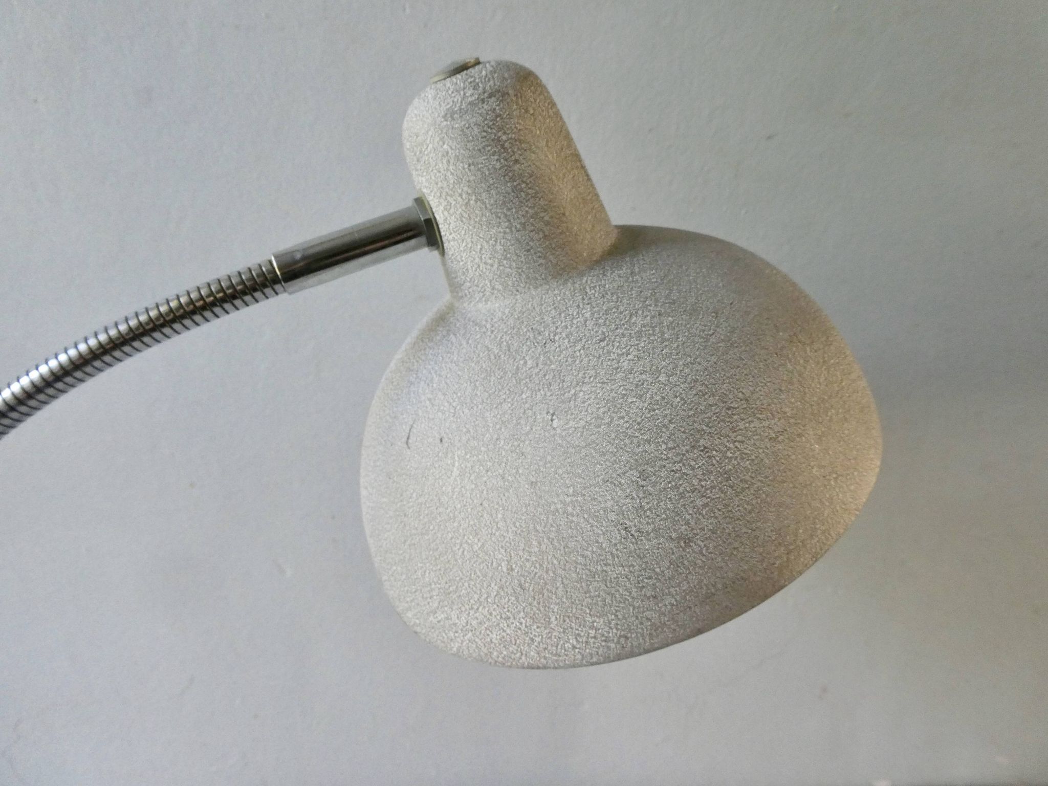 Lampe articulée Aluminor,  en métal gris clair des années 50
