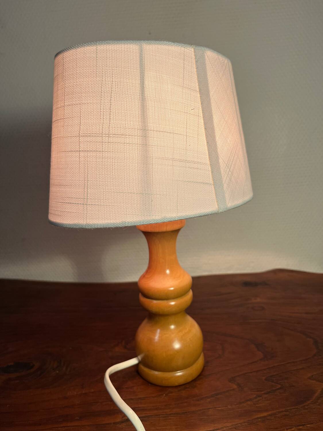 Small table lamp with natural wood base