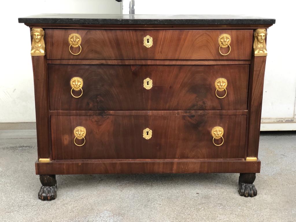 Commode retour d’égypte en acajou pieds griffes époque empire