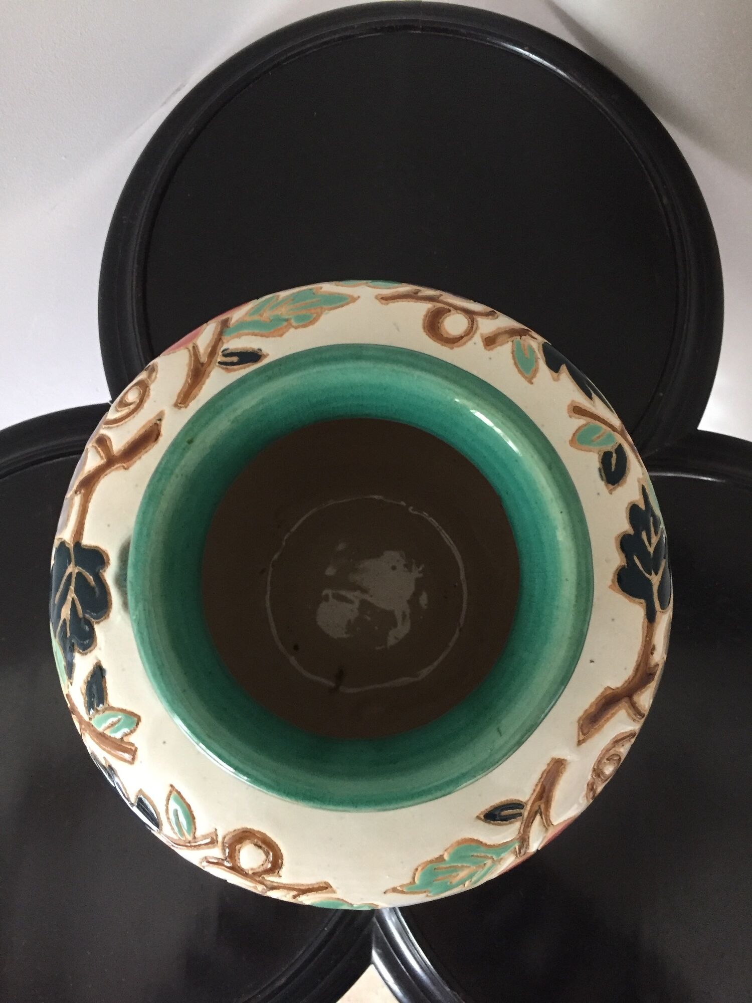 Vase in sandstone with decorations of diamonds and fruits