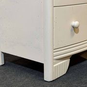 Small English chest of drawers from the 1960s in oak.