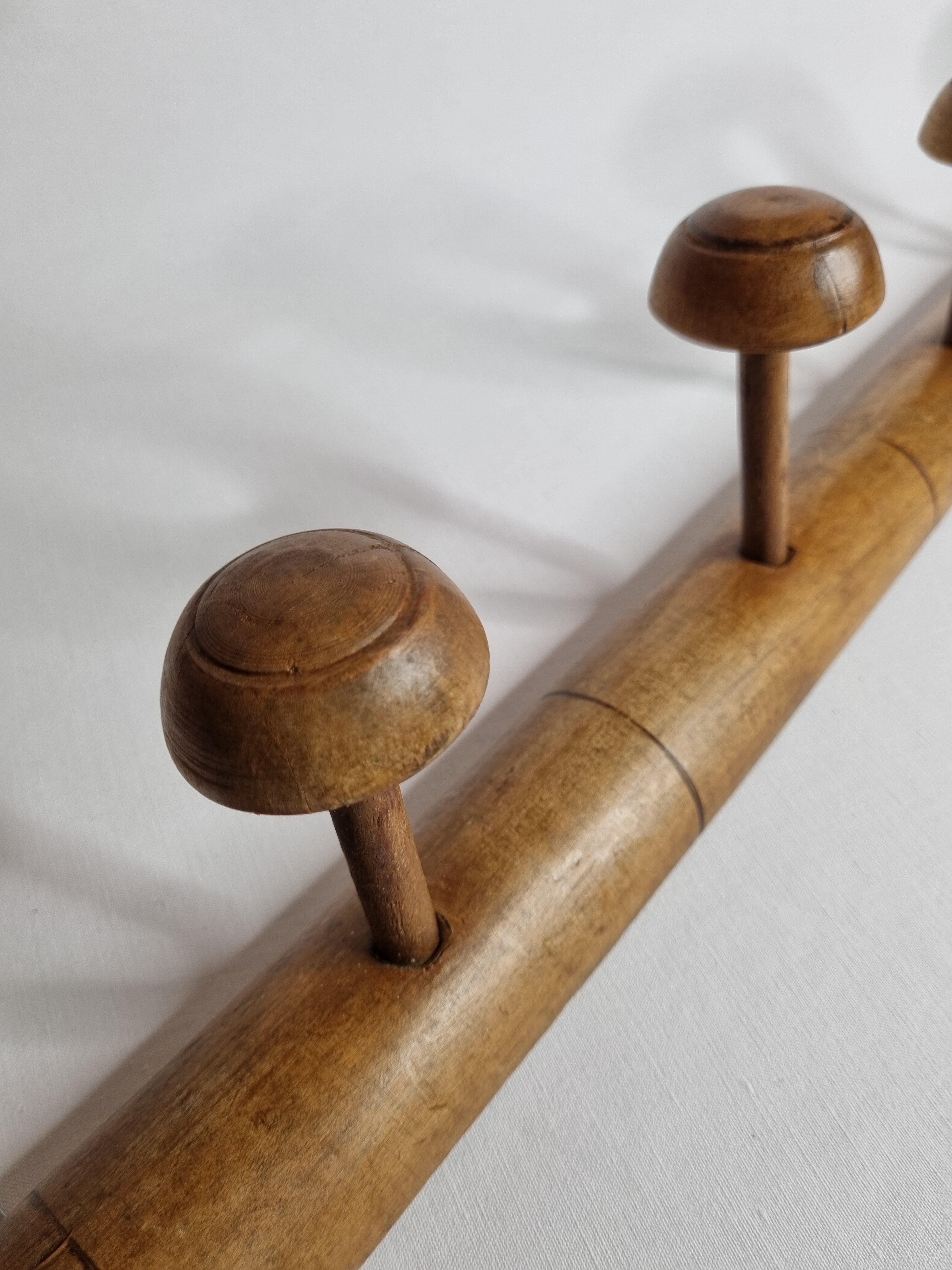 Portemanteau mural 1900 en bois tourné à l'imitation du bambou, 6 patères, 86 cm