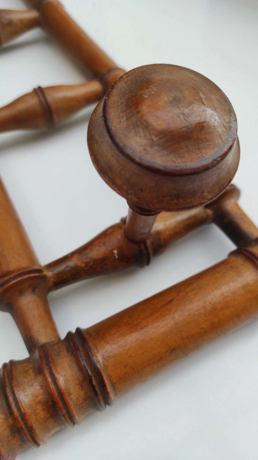 Retractable vintage hook