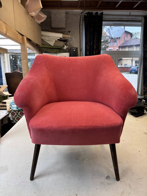 Fauteuil pied compas en velours rose