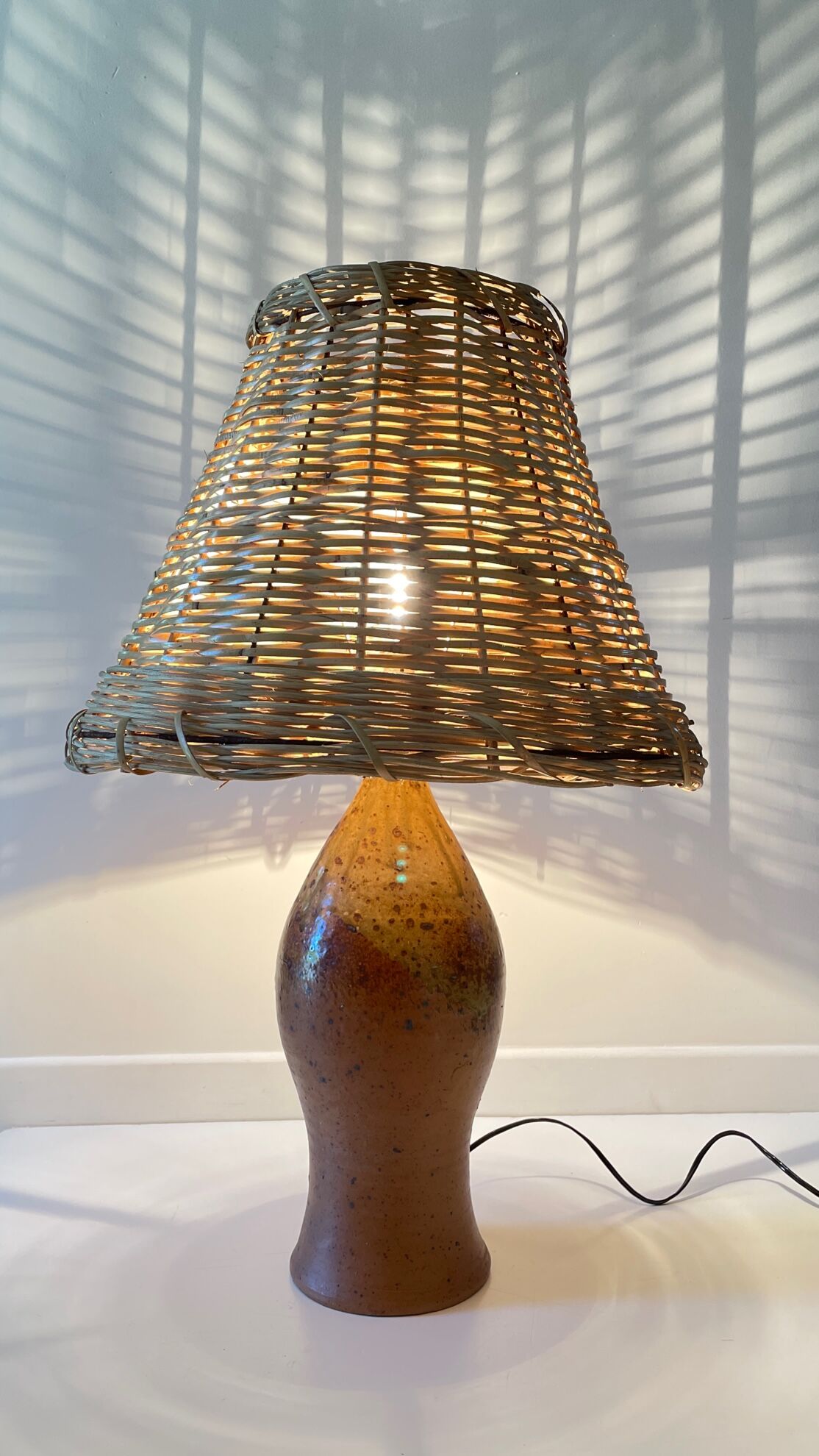Artisanal lamp in vintage enamelled stoneware and rattan