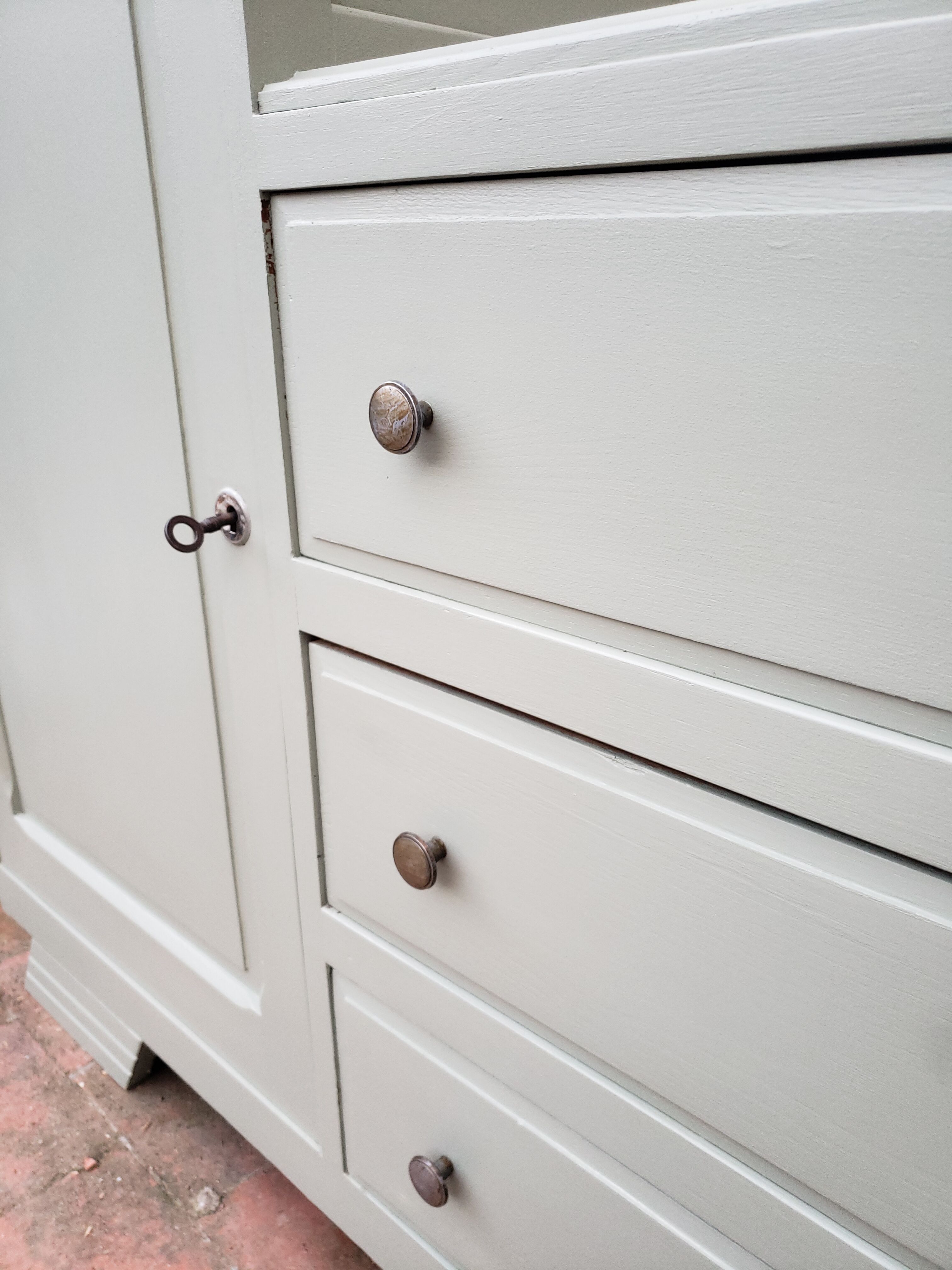 Commode asymétrique vintage vert lichen