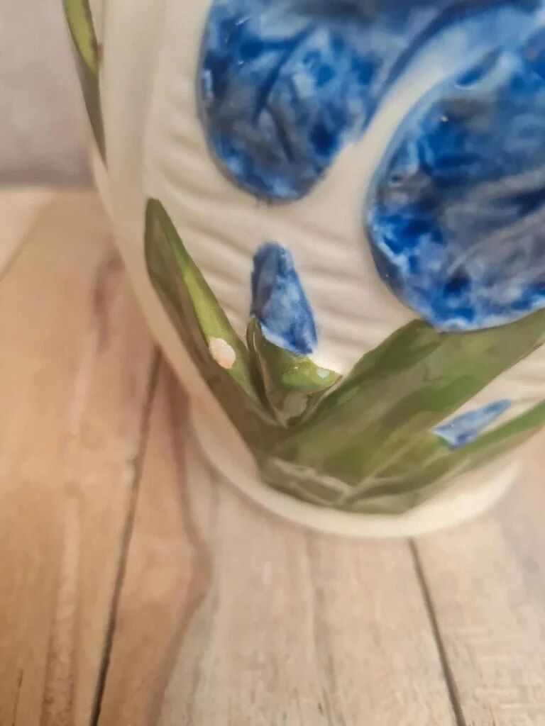Pichet en barbotine vintage décor iris bleu